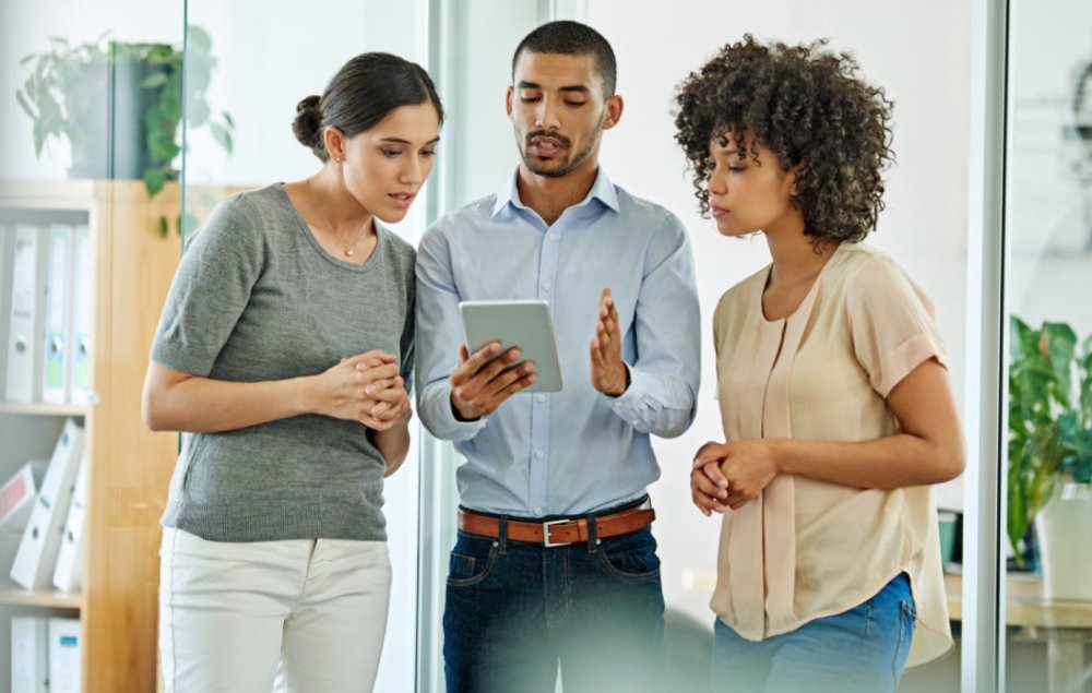 Pessoas de associação de classe conversando